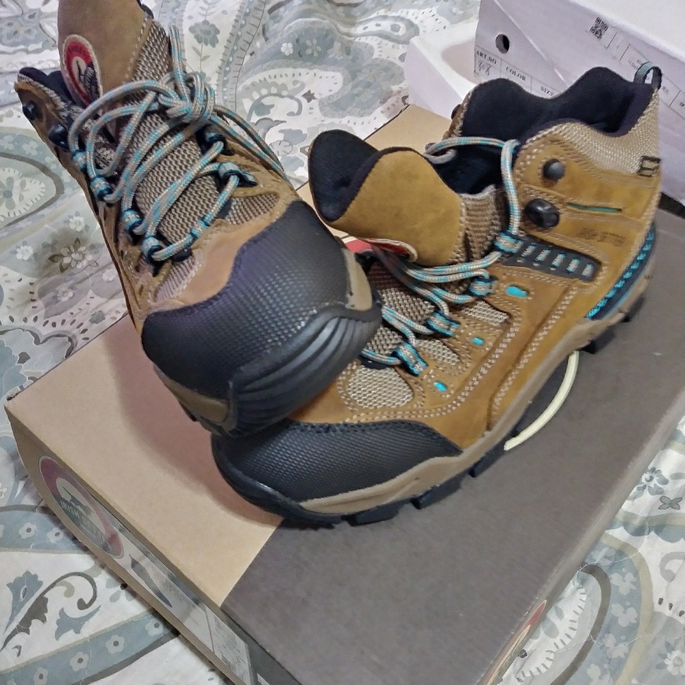 Red wings shoes size 9 brand new.